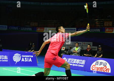 Wuhan, Wuhan, Cina. 27 apr, 2018. Wuhan, Cina-27th Aprile 2018: Cinese badminton player Chen lunga compete con WU Jialang a 2018 Badminton Asia campionati a Wuhan, Cina centrale della provincia di Hubei, Aprile 27th, 2018. Credito: SIPA Asia/ZUMA filo/Alamy Live News Foto Stock