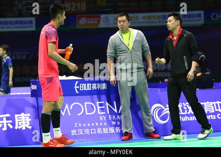 Wuhan, Wuhan, Cina. 27 apr, 2018. Wuhan, Cina-27th Aprile 2018: Cinese badminton player Chen lunga compete con WU Jialang a 2018 Badminton Asia campionati a Wuhan, Cina centrale della provincia di Hubei, Aprile 27th, 2018. Credito: SIPA Asia/ZUMA filo/Alamy Live News Foto Stock