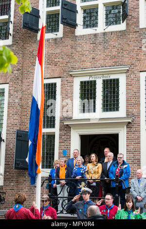 Hellevoetsluis,Olanda,27-Aprile-2018:issare la bandiera sul re del giorno cantando l'inno nazionale sotto la leadership del sindaco, il kingsday è sempre strated con un aubade sulle scale del municipio. invitati sono le persone che sono decorate da Re Credit: Chris willemsen/Alamy Live News Foto Stock