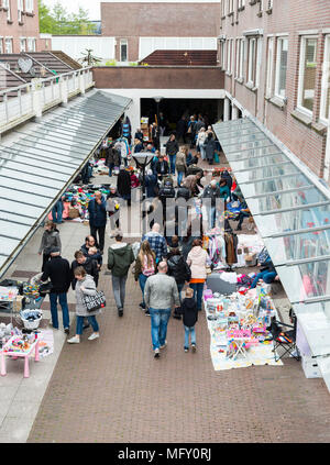 Hellevoetsluis,Olanda,27-Aprile-2018: people shopping nelle strade durante la celebrazione della kingsday,Kingsday nei Paesi Bassi è un giorno in cui le persone tentano di vendere i loro vecchi prodotti usati di credito: Chris willemsen/Alamy Live News Foto Stock