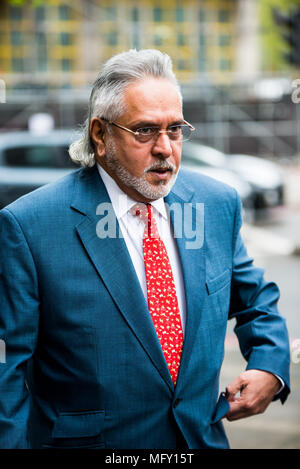 Regno Breweries Group e Force India F1 team boss Vijay Mallya ha visto arrivare presso il City of Westminster Magistrates Court di Londra. Il liquore indiano tycoon detto di proprietà di più di un miliardo di dollari per le banche nel proprio paese, di denaro sporco attraverso la sua Formula One racing team. Il fuggitivo Vijay Mallya (62 anni) è rivolta verso la frode di tasse in India dopo la sua Airlines company " Kingfisher Airlines' crollato con un valore stimato di $ 1.3billion dei debiti. Foto Stock