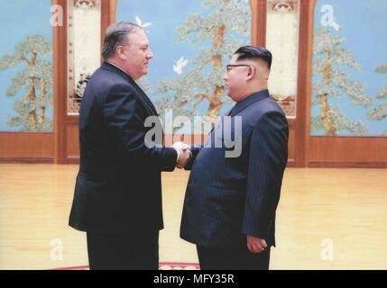 La Casa Bianca ha rilasciato le foto del 27 aprile 2018 che mostra il Direttore della CIA Mike Pompeo, sinistra stringe la mano con il leader della Corea del nord Kim Jong Onu durante un incontro segreto nel weekend di Pasqua nel mese di aprile 2018 a Pyongyang, la Corea del Nord. Pompeo era il più alti ufficiali degli Stati Uniti per incontrare un leader della Corea del Nord dal 2000. Foto Stock