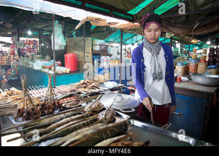 Cham commercianti musulmani con una cattura di granchi nel mercato del granchio in Kep, Cambogia Foto Stock