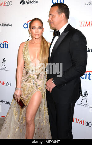 Jennifer Lopez e il suo fidanzato Alex Rodriguez frequentando il 2018 100 Tempo di gala al Jazz al Lincoln Center il 24 aprile 2018 a New York City. Foto Stock