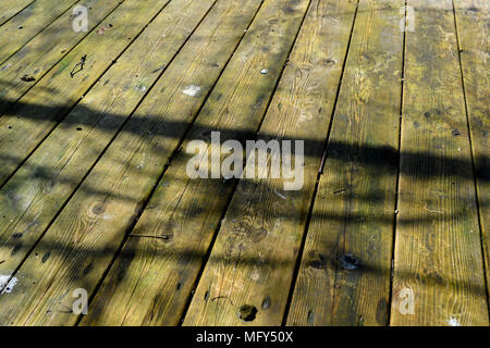 Sporco e moss coperto Giardino decking in bisogno di una buona pulita. Foto Stock