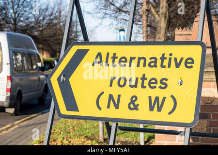 Percorso alternativo. Strada temporanea firmare il reindirizzamento del traffico su percorsi alternativi, Nottingham, Inghilterra, Regno Unito Foto Stock