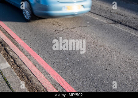 Doppie linee rosse marcatura su una strada. Nessun arresto, nessuna attesa, nessuna caduta consentita. Percorso rosso a Nottingham, Inghilterra, Regno Unito Foto Stock