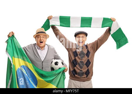 Allegro anziani appassionati di calcio con una bandiera brasiliana e un foulard isolati su sfondo bianco Foto Stock