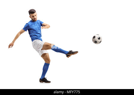 A piena lunghezza Ritratto di un giocatore di calcio calci un calcio isolati su sfondo bianco Foto Stock