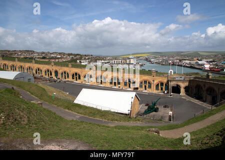 Newhaven Fort dal sentiero costiero che si affaccia sul porto di Newhaven e marina Foto Stock