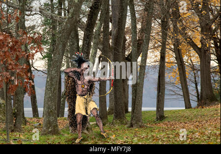 Iroquois guerriero o hunter puntando la prua e la freccia in una New York Stato bosco. La combinazione di una fotografia e una colorata a mano in xilografia Foto Stock