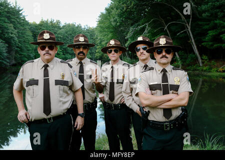 Data di rilascio: Aprile 20, 2018 Titolo: Super Troopers 2 STUDIO: Fox Searchlight Pictures Regista: Jay Chandrasekhar Trama: quando un confine controversia tra gli Stati Uniti e il Canada, il Super Troopers sono incaricati di stabilire una pattuglia di autostrada ferroviaria si disputano nella zona. STARRING: Jay Chandrasekhar, Steve Lemme, Erik Stolhanske, Paul Soter, Kevin Hefferman. (Credito Immagine: © Fox Searchlight Pictures/Entertainment Immagini) Foto Stock