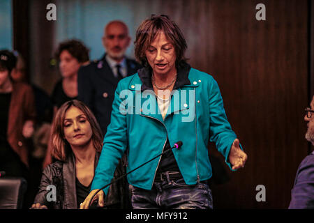 L'Italia. 26 apr, 2018. Presentazione e Conferenza Stampa del Concertone 1° Maggio di p.zza S: Giovanni a Viale Mazzini sede RAI di Roma/Gianna Nannini@danielafranceschelliPH/PacificPressAgency conferenza stampa del concertone del 1 maggio di piazza San Giovanni eseguita nella sede Rai di Viale Mazzini. Credito: Daniela Franceschelli/Pacific Press/Alamy Live News Foto Stock