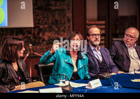 L'Italia. 26 apr, 2018. Presentazione e Conferenza Stampa del Concertone 1° Maggio di p.zza S: Giovanni a Viale Mazzini sede RAI di Roma/Gianna Nannini@danielafranceschelliPH/PacificPressAgency conferenza stampa del concertone del 1 maggio di piazza San Giovanni eseguita nella sede Rai di Viale Mazzini. Credito: Daniela Franceschelli/Pacific Press/Alamy Live News Foto Stock