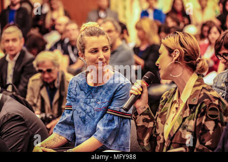 L'Italia. 26 apr, 2018. Presentazione e Conferenza Stampa del Concertone 1° Maggio di p.zza S: Giovanni a Viale Mazzini sede RAI di Roma/LE INVIATE DI RADIO RAI 2@danielafranceschelliPH/PacificPressAgency conferenza stampa del concertone del 1 maggio di piazza San Giovanni eseguita nella sede Rai di Viale Mazzini. Credito: Daniela Franceschelli/Pacific Press/Alamy Live News Foto Stock