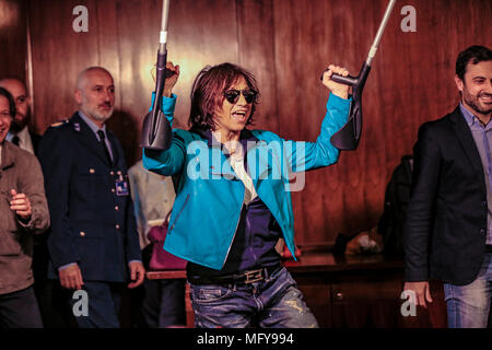 L'Italia. 26 apr, 2018. Presentazione e Conferenza Stampa del Concertone 1° Maggio di p.zza S: Giovanni a Viale Mazzini sede RAI di Roma/Gianna Nannini@danielafranceschelliPH/PacificPressAgency conferenza stampa del concertone del 1 maggio di piazza San Giovanni eseguita nella sede Rai di Viale Mazzini. Credito: Daniela Franceschelli/Pacific Press/Alamy Live News Foto Stock