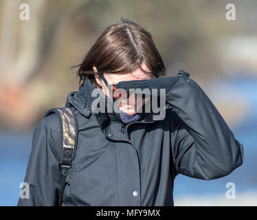 Donna schermare gli occhi dal sole Foto Stock