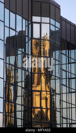 La cattedrale di Sant'Andrea, Glasgow riflessa nelle finestre del blocco ufficio accanto ad esso Foto Stock