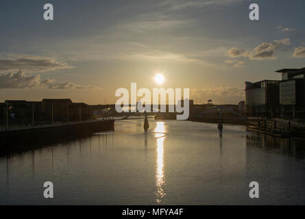 Cerca dwn sul fiume Clyde al tramonto dalla metà del Re Giorgio V bridge, Glasgow Foto Stock