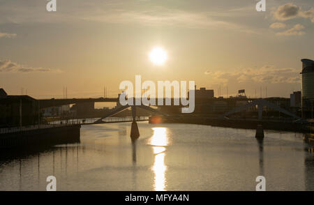 Cerca dwn sul fiume Clyde al tramonto dalla metà del Re Giorgio V bridge, Glasgow Foto Stock