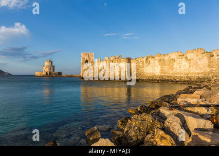 Il castello di Methoni e la torre Bourtzi sul capo del sud del Peloponneso, Grecia Foto Stock