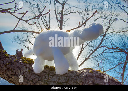 Funny Frosty tartaruga nella foresta in raggi di sole, contro la luce. Divertimento invernale, rendono la neve. Le figure di neve per i bambini e i giovani. Spettacolo natalizio, Foto Stock