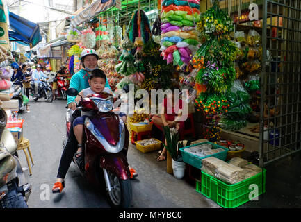 Duong Tong Duy Tan street nel Soai quello dei Kinh tessuto Lam Mercato, Chinatown, Ho Chi Minh City; Saigon Vietnam; Foto Stock