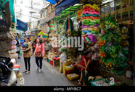 Duong Tong Duy Tan street nel Soai quello dei Kinh tessuto Lam Mercato, Chinatown, Ho Chi Minh City; Saigon Vietnam; Foto Stock