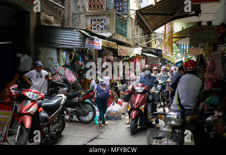 Duong Tong Duy Tan street nel Soai quello dei Kinh tessuto Lam Mercato, Chinatown, Ho Chi Minh City; Saigon Vietnam; Foto Stock