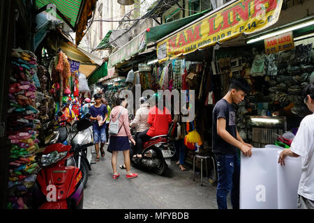 Duong Tong Duy Tan street nel Soai quello dei Kinh tessuto Lam Mercato, Chinatown, Ho Chi Minh City; Saigon Vietnam; Foto Stock