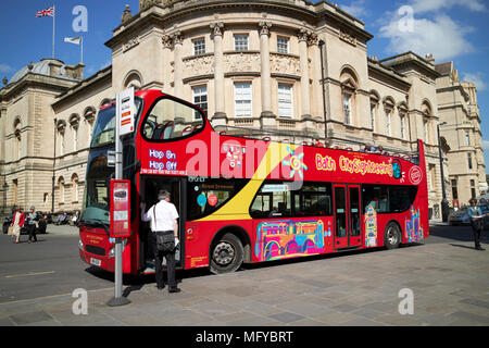 Bath City sightseeing red double deck guidato tour bus England Regno Unito Foto Stock