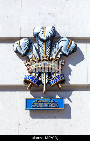 Emblema araldico, Royal insegne del Principe Carlo il Principe di Galles sulla parete di un abbigliamento impermeabile fornitore, London, Regno Unito Foto Stock