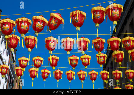 Rosso e giallo lanterne cinesi appeso sopra una strada in China Town, Londra, Regno Unito Foto Stock