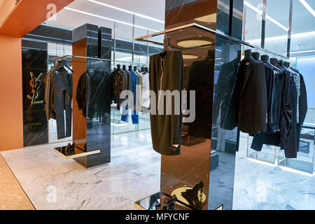 Roma, Italia - circa novembre, 2017: Yves Saint Laurent abbigliamento sul visualizzatore in corrispondenza di un secondo flagship store della Rinascente a Roma. Foto Stock
