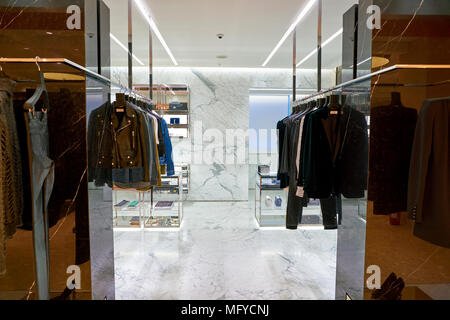 Roma, Italia - circa novembre, 2017: Yves Saint Laurent abbigliamento sul visualizzatore in corrispondenza di un secondo flagship store della Rinascente a Roma. Foto Stock