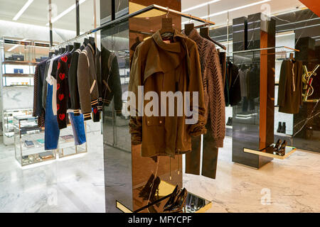 Roma, Italia - circa novembre, 2017: Yves Saint Laurent abbigliamento sul visualizzatore in corrispondenza di un secondo flagship store della Rinascente a Roma. Foto Stock