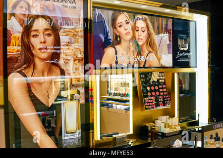 Roma, Italia - circa novembre, 2017: Dolce & Gabbana poster sul visualizzatore in corrispondenza di un secondo flagship store della Rinascente a Roma. Dolce & Gabbana è un italiano Foto Stock