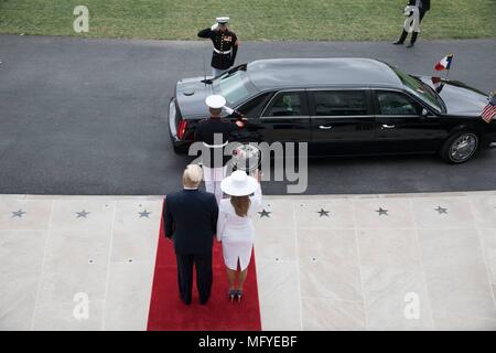 Stati Uniti Presidente Donald Trump e la First Lady Melania Trump benvenuto il Presidente francese Emmanuel Macron e da sua moglie Brigitte Macron all'arrivo a sud Prato per la visita di Stato alla Casa Bianca Aprile 24, 2018 a Washington, DC. Foto Stock