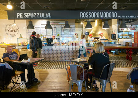 Aeroporto di MILANO MALPENSA, Italia - circa novembre, 2017: Rossopomodoro all aeroporto di Milano Malpensa. Foto Stock