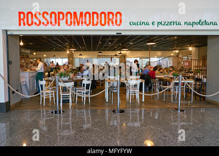 Aeroporto di MILANO MALPENSA, Italia - circa novembre, 2017: Rossopomodoro all aeroporto di Milano Malpensa. Foto Stock