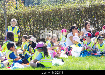 I bambini della scuola elementare avente pranzo picnic a Legoland Windsor Resort, Windsor, Berkshire, Inghilterra, Regno Unito Foto Stock