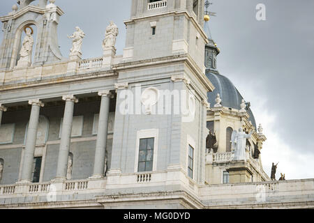 Dettaglio della Catedral de Santa Maria la Real de la Almudena in Plaza Armeria, Madrid, Spagna Foto Stock