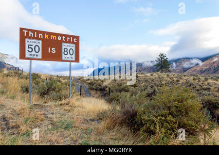 Metriche a misura il limite di velocità a segno da miglia per ora per chilometri per ora a Nighthawk border crossing in British Columbia, Canad Foto Stock