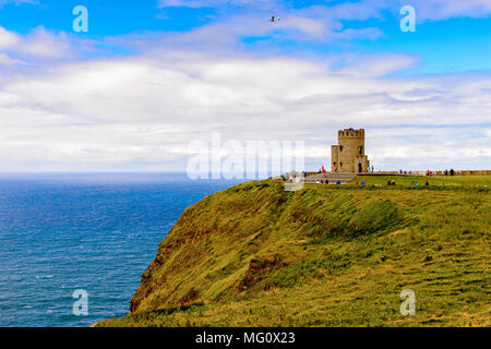 O'Brien's Tower sulle scogliere di Moher (Aillte un Mhothair), il bordo del Burren regione nella contea di Clare, Irlanda. Grande attrazione turistica Foto Stock