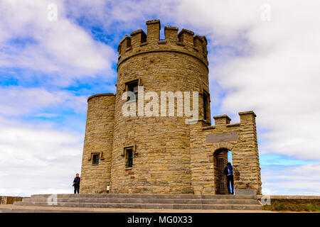 O'Brien's Tower sulle scogliere di Moher (Aillte un Mhothair), il bordo del Burren regione nella contea di Clare, Irlanda. Grande attrazione turistica Foto Stock