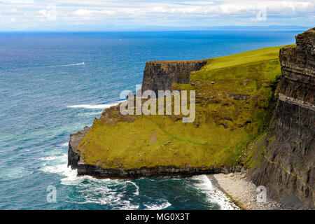 Spettacolare vista delle scogliere di Moher (Aillte un Mhothair), il bordo del Burren regione nella contea di Clare, Irlanda. Grande attrazione turistica Foto Stock