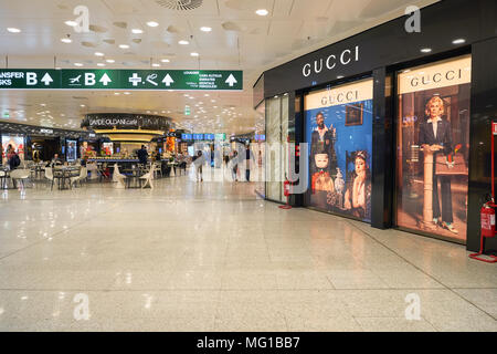 Aeroporto di MILANO MALPENSA, Italia - circa novembre, 2017: all'interno di aeroporto di Milano Malpensa Terminal 1. Foto Stock