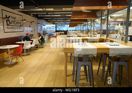 Aeroporto di MILANO MALPENSA, Italia - circa novembre, 2017: Chef cucina all'aeroporto di Milano Malpensa. Foto Stock