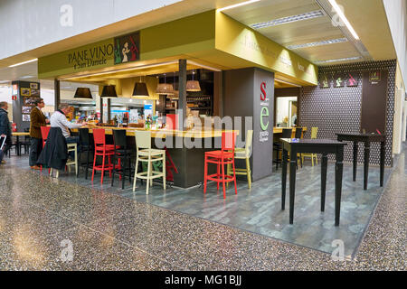 Aeroporto di MILANO MALPENSA, Italia - circa novembre, 2017: all'interno di Milano Malpensa aeroporto. Foto Stock