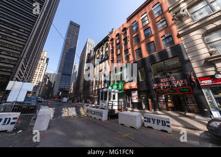 NYPD barriere in calcestruzzo in Manhattan inferiore Foto Stock